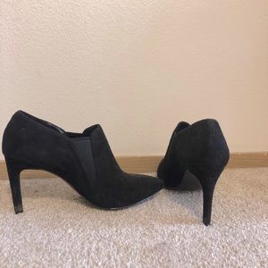 Velvet heels with a pointy toe